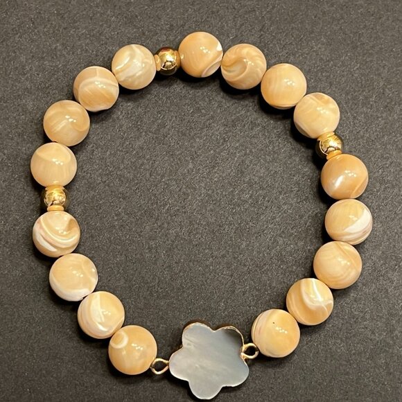 Mother of Pearl with MOP Flower Focal Stretch Bracelet - Picture 4 of 4